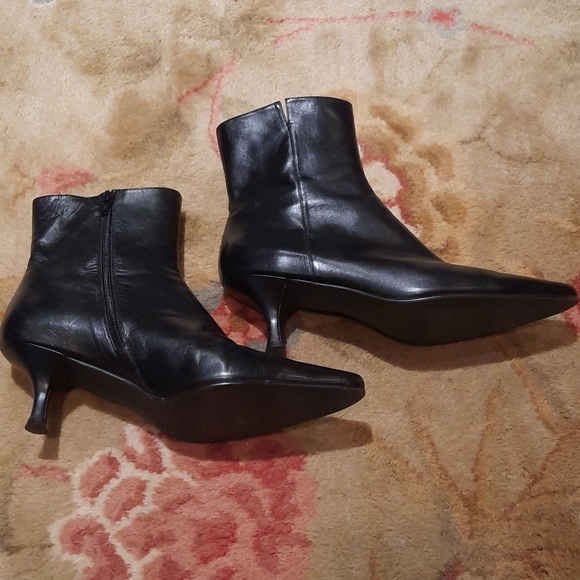 Stuart Weitzman Shoes - Stuart Weitzman black leather heeled bootie
